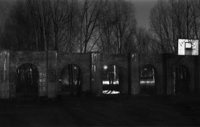 883869 Gezicht in de ruïne van de steen- en dakpannenfabriek De Liesbosch (Liesbosweg 2) te Utrecht, bij nacht.